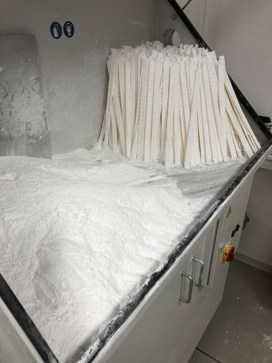 Wenn die Stirnbänder gerade und nicht gebogen gedruckt werden, lässt sich der Output pro Druckprozess vervielfachen. Wenn die Stirnbänder gerade und nicht gebogen gedruckt werden, lässt sich der Output pro Druckprozess vervielfachen.