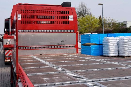 Mit Vario-Save lassen sich Waren auf Lkw-Ladeflächen sicher und effizient verstauen. Mit Vario-Save lassen sich Waren auf Lkw-Ladeflächen sicher und effizient verstauen.