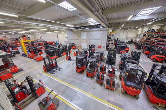 Im Aufbereitungswerk für Gebrauchtstapler von Linde-MH im tschechischen Velké Bílovice sollen pro Jahr bis zu 2000 Geräte fit gemacht werden für ihr „zweites Leben“. Im Aufbereitungswerk für Gebrauchtstapler von Linde-MH im tschechischen Velké Bílovice sollen pro Jahr bis zu 2000 Geräte fit gemacht werden für ihr „zweites Leben“.