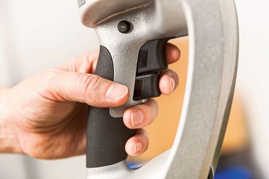 Dank intelligenter Funktionen kann der „piLIFT SMART“ einfach auf verschiedene Höhen eingestellt und auf die Packstücke gefahren werden. Das erspart dem Mitarbeiter Bück- und Hebebewegungen.