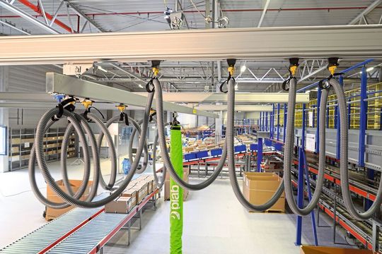 Dank des an der Decke befestigten Schienensystems, das Piab extra für DHL Solutions entwickelt hat, kann der „piLIFT SMART“ flexibel zu den jeweiligen Palettenstandorten geführt werden, ohne Flurförderfahrzeuge zu behindern.