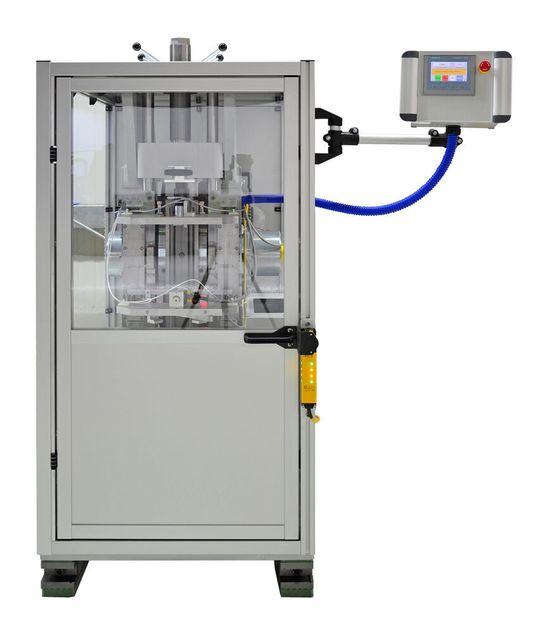 Eine neue Prüfmöglichkeit für Composites gewährleistet dieses sogenannte Rotationsschlagwerk, mit dem hochdynamische Zugprüfungen mit einem relativ langen linearen Prüfweg durchgeführt werden können, erklärt Hegewald & Peschke. Eine neue Prüfmöglichkeit für Composites gewährleistet dieses sogenannte Rotationsschlagwerk, mit dem hochdynamische Zugprüfungen mit einem relativ langen linearen Prüfweg durchgeführt werden können, erklärt Hegewald & Peschke.