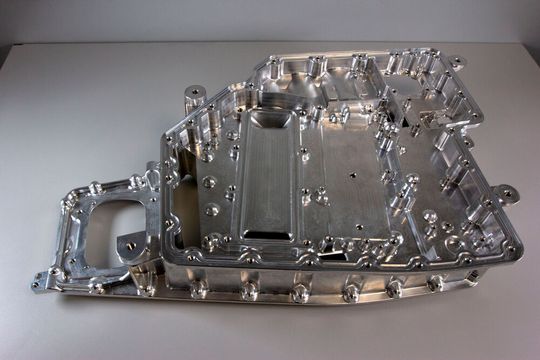 In einen Tag mit Visi auf Endmaß: Ein Aluminiumgehäuse für die Leistungselektronik eines Elektroautos, bei dem verschiedene 2- bis 5-Achs-Frässtrategien zum Einsatz kamen. Unter anderem die Funktion ‚Waveform‘, mit der die Taschen mit hoher Z-Zustellung trochoidal geschruppt werden konnten. Ideal für kleine Serien. In einen Tag mit Visi auf Endmaß: Ein Aluminiumgehäuse für die Leistungselektronik eines Elektroautos, bei dem verschiedene 2- bis 5-Achs-Frässtrategien zum Einsatz kamen. Unter anderem die Funktion ‚Waveform‘, mit der die Taschen mit hoher Z-Zustellung trochoidal geschruppt werden konnten. Ideal für kleine Serien.