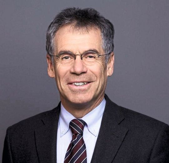„Obwohl viele unserer Unternehmen für Tests und Impfstoffentwicklung stark gefordert sind, bleibt die Branche als ganze von den wirtschaftlichen Folgen der Coronakrise keineswegs verschont“, sagt Mathis Kuchejda, Vorsitzender der Analysen-, Bio und Labortechnik bei Spectaris. „Obwohl viele unserer Unternehmen für Tests und Impfstoffentwicklung stark gefordert sind, bleibt die Branche als ganze von den wirtschaftlichen Folgen der Coronakrise keineswegs verschont“, sagt Mathis Kuchejda, Vorsitzender der Analysen-, Bio und Labortechnik bei Spectaris.