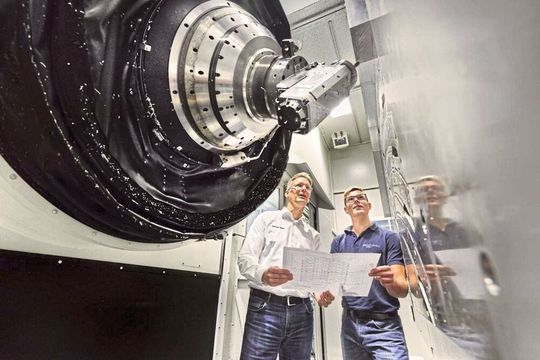The angled milling head makes it possible to carry out special cutting and drilling operations. The angled milling head makes it possible to carry out special cutting and drilling operations.