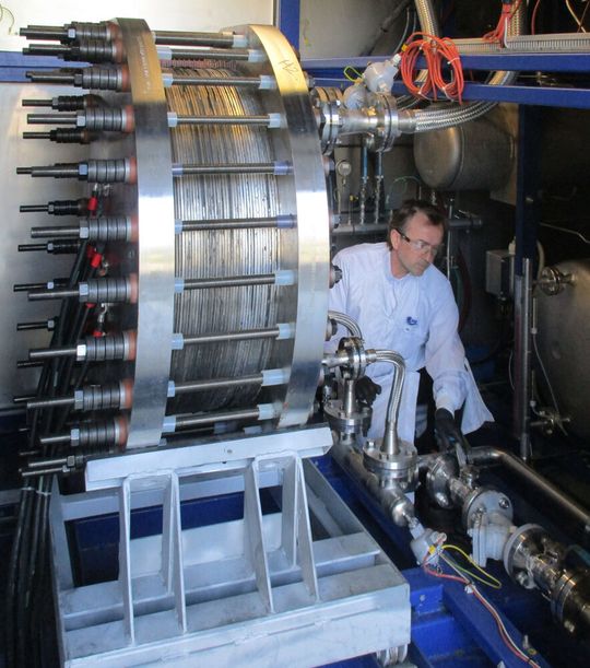 Forscher am ZSW-Teststand für alkalische Druckelektrolyse-Blöcke mit einer elektrischen Leistung bis rund 100 Kilowatt. Forscher am ZSW-Teststand für alkalische Druckelektrolyse-Blöcke mit einer elektrischen Leistung bis rund 100 Kilowatt.