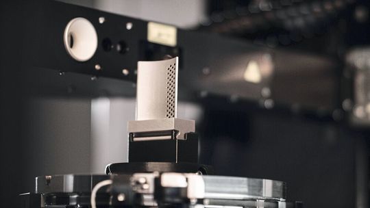 Die Sensoren können für die spezifischen GD&T-Messungen und das Prüfteil selbst konfiguriert werden und in einem einzigen Scan Datenpunkte erfassen, um ein 3D-Modell mit hoher Dichte zu erstellen. Dadurch ist es möglich, Objekte aus einer Vielzahl von Materialien mit komplexen Geometrien, einschließlich Bohrungen, Hinterschneidungen, Fasen und Oberflächen, schnell und mikrometergenau zu vermessen. Die Sensoren können für die spezifischen GD&T-Messungen und das Prüfteil selbst konfiguriert werden und in einem einzigen Scan Datenpunkte erfassen, um ein 3D-Modell mit hoher Dichte zu erstellen. Dadurch ist es möglich, Objekte aus einer Vielzahl von Materialien mit komplexen Geometrien, einschließlich Bohrungen, Hinterschneidungen, Fasen und Oberflächen, schnell und mikrometergenau zu vermessen.