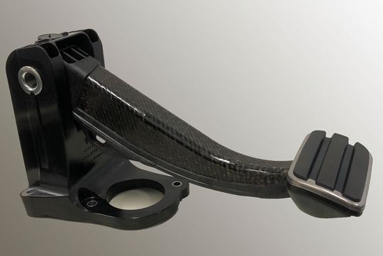 Vollkunststoff-Bremspedal für einen batterieelektrischen Sportwagen mit einem Einleger aus dem endlosfaserverstärkten, thermoplastischen Verbundwerkstoff Tepex dynalite von LANXESS. Vollkunststoff-Bremspedal für einen batterieelektrischen Sportwagen mit einem Einleger aus dem endlosfaserverstärkten, thermoplastischen Verbundwerkstoff Tepex dynalite von LANXESS.