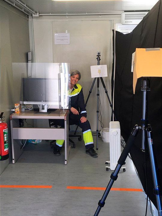 Der Infrarot-Fieberscanner am Borealis-Standort in Kallo, Belgien. HSE Specialist Isabel Baekelandt (im Bild) überwachte die schnelle Realisierung dieses Pilotprojekts. Der Infrarot-Fieberscanner am Borealis-Standort in Kallo, Belgien. HSE Specialist Isabel Baekelandt (im Bild) überwachte die schnelle Realisierung dieses Pilotprojekts.