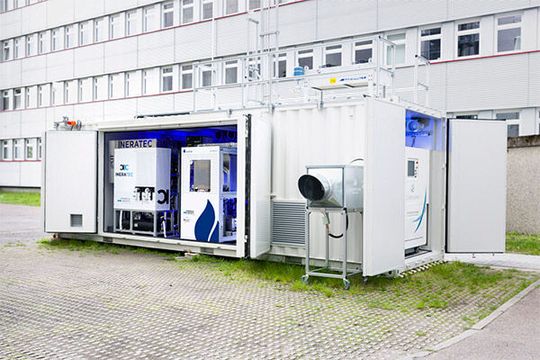 Kompakt, aber oho: Diese Containeranlage auf dem Campus Nord des KIT produziert Kraftstoffe aus Luft und grünem Strom. Kompakt, aber oho: Diese Containeranlage auf dem Campus Nord des KIT produziert Kraftstoffe aus Luft und grünem Strom.
