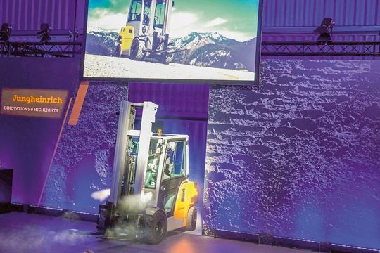 Bildet die Brücke vom Diesel- zum Elektrostapler: Der EFG P30i mit Lithium-Ionen-Technik, den es ab Ende 2021 zu kaufen geben wird, ist ein 1:1-Ersatz für die IC-Trucks. Bildet die Brücke vom Diesel- zum Elektrostapler: Der EFG P30i mit Lithium-Ionen-Technik, den es ab Ende 2021 zu kaufen geben wird, ist ein 1:1-Ersatz für die IC-Trucks.