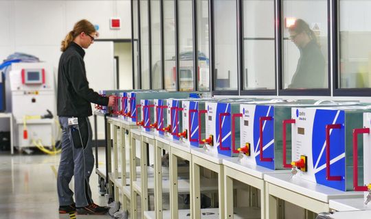Der Laserline LDMblue 2000-60 kommt nun mit 2 KW Ausgangsleistung bei 60 mm·mrad Strahlqualität an den Start, und eröffnet damit neue Möglichkeiten beim Fügen von Buntmetallen, speziell von Kupfer, sagt Laserline. Der Laserline LDMblue 2000-60 kommt nun mit 2 KW Ausgangsleistung bei 60 mm·mrad Strahlqualität an den Start, und eröffnet damit neue Möglichkeiten beim Fügen von Buntmetallen, speziell von Kupfer, sagt Laserline.