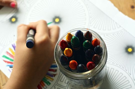 Derzeit sind viele Eltern auf der Suche nach der richtigen Balance zwischen Home Schooling und Freizeit für ihre Kinder. Gleichzeitig müssen sie vielfach ihre eigene Arbeit aus dem Home Office erledigen – zusätzlich zum ohnehin anfallenden Haushalt. Derzeit sind viele Eltern auf der Suche nach der richtigen Balance zwischen Home Schooling und Freizeit für ihre Kinder. Gleichzeitig müssen sie vielfach ihre eigene Arbeit aus dem Home Office erledigen – zusätzlich zum ohnehin anfallenden Haushalt.