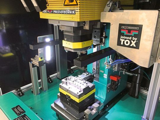 Das Unternehmen Knipping optimierte mithilfe der eclinch-Technologie von TOX Pressotechnik die Fertigung von Sicherungsboxen für Automobile. Hier, ins richtige Licht gerückt, erkennt die Kamera, ob die Sicherungen korrekt liegen. Das Unternehmen Knipping optimierte mithilfe der eclinch-Technologie von TOX Pressotechnik die Fertigung von Sicherungsboxen für Automobile. Hier, ins richtige Licht gerückt, erkennt die Kamera, ob die Sicherungen korrekt liegen.