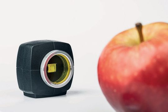 Die neuen, ultrakompakten Multispektralkameras basieren auf Mikrooptik. Die neuen, ultrakompakten Multispektralkameras basieren auf Mikrooptik.