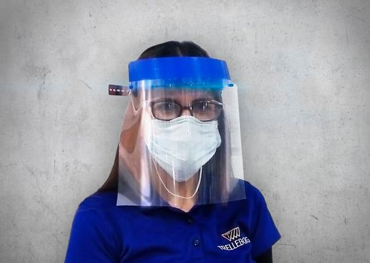 Das Gesichtsvisier soll medizinisches Personal bei ihrer Arbeit schützen.