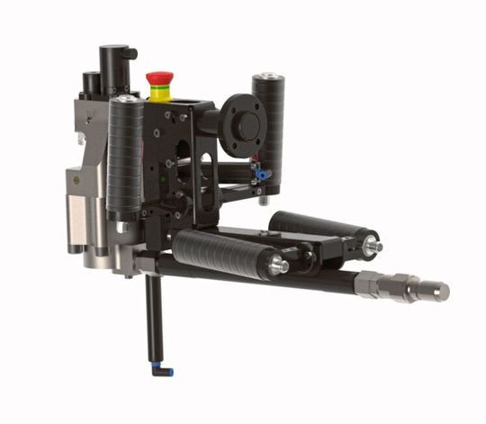 Tox Pressotechnik modifizierte das Vollstanzniet-Setzgerät für den Einsatz am handgeführten Roboterarm.