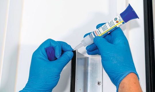 Weicon, ein Hersteller von Spezialkleb- und Dichtstoffen, erweitert sein Angebot an Cyanacrylat-Klebstoffen um ein Produkt, das auch für extreme Anforderungen eingesetzt werden kann. Es heißt Weicon VA 200 HR. Weicon, ein Hersteller von Spezialkleb- und Dichtstoffen, erweitert sein Angebot an Cyanacrylat-Klebstoffen um ein Produkt, das auch für extreme Anforderungen eingesetzt werden kann. Es heißt Weicon VA 200 HR.