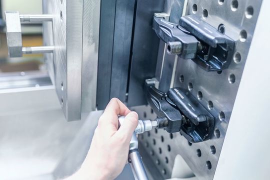 Mit der Kraftspanner-Serie HWS 104 bietet Meusburger jetzt insgesamt sieben Spannsysteme für die sichere, ergononmische und schnelle Fixierung von Spritzgießwerkzeugen an. Doch die neuen Kraftmeier können bei Bedarf noch mehr... Mit der Kraftspanner-Serie HWS 104 bietet Meusburger jetzt insgesamt sieben Spannsysteme für die sichere, ergononmische und schnelle Fixierung von Spritzgießwerkzeugen an. Doch die neuen Kraftmeier können bei Bedarf noch mehr...