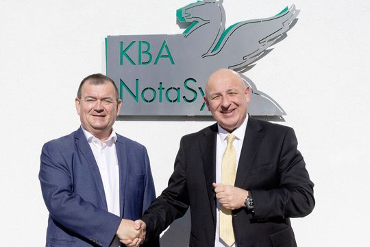 Arbeiten erfolgreich zusammen (v.l.): SSI-Schäfer-Gebietsverkaufleiter Peter Wukitsevits und Ing. Rudolf Vogl, GF Koenig & Bauer (AT).