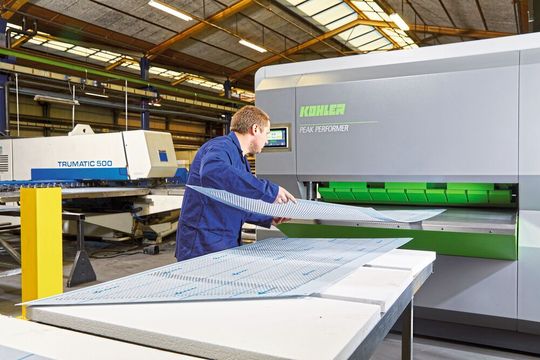 Bri Metal setzt zum Richten einen Peak Performer von Kohler ein. Gerichtet werden können Bleche mit einer Arbeitsbreite von 1600 mm und Materialdicke von bis zu 17 mm. Bri Metal setzt zum Richten einen Peak Performer von Kohler ein. Gerichtet werden können Bleche mit einer Arbeitsbreite von 1600 mm und Materialdicke von bis zu 17 mm.