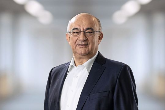 „Sick hält an den hohen Investitionen in Forschung und Entwicklung fest, um neue Technologien zusammen mit unserem traditionellen Automationsgeschäft weiter voranzubringen“, erklärt Dr. Robert Bauer, Vorstandsvorsitzender der Sick AG. „Sick hält an den hohen Investitionen in Forschung und Entwicklung fest, um neue Technologien zusammen mit unserem traditionellen Automationsgeschäft weiter voranzubringen“, erklärt Dr. Robert Bauer, Vorstandsvorsitzender der Sick AG.
