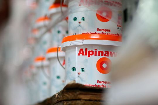 Alpina ist die bekannteste Farbenmarke in Deutschland und Marktführer im DIY-Bereich. Künftig wird sie von einem neuen Distributionszentrum aus an die Heimwerker gebracht. Alpina ist die bekannteste Farbenmarke in Deutschland und Marktführer im DIY-Bereich. Künftig wird sie von einem neuen Distributionszentrum aus an die Heimwerker gebracht.