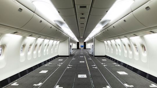 Um im Passagierraum Platz für Fracht zu schaffen, wurden die Sitze ausgebaut.