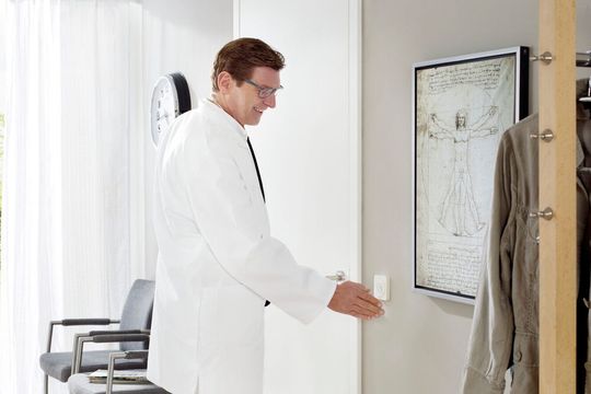 Der Antrieb „PortaMatic“ öffnet und schließt Türen mit einem speziellen Sensor-Taster – berührungslos. Der Antrieb „PortaMatic“ öffnet und schließt Türen mit einem speziellen Sensor-Taster – berührungslos.