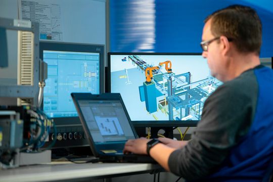 In Zukunft sollen bei KHS Maschinen virtuell getestet werden, bevor sie in der Produktion zum Einsatz kommen. In Zukunft sollen bei KHS Maschinen virtuell getestet werden, bevor sie in der Produktion zum Einsatz kommen.