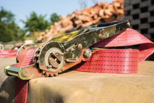 Bei Schäden an Maschinen ist grundsätzlich der Absender verantwortlich, wenn der Verladende der Ladungssicherung nur unzureichend nachgekommen ist. Bei Schäden an Maschinen ist grundsätzlich der Absender verantwortlich, wenn der Verladende der Ladungssicherung nur unzureichend nachgekommen ist.