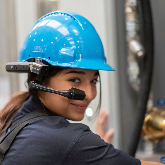 With smart glasses, the machine operator receives immediate assistance from a Krones support specialist. With smart glasses, the machine operator receives immediate assistance from a Krones support specialist.