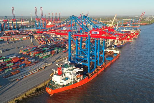 Zuerst wurden die Containerbrücken zum Athabaskakai gebracht. Dort werden sie für den Transport zu ihrem endgültigen Standort an Liegeplatz 6 im Waltershofer Hafen vorbereitet. Zuerst wurden die Containerbrücken zum Athabaskakai gebracht. Dort werden sie für den Transport zu ihrem endgültigen Standort an Liegeplatz 6 im Waltershofer Hafen vorbereitet.