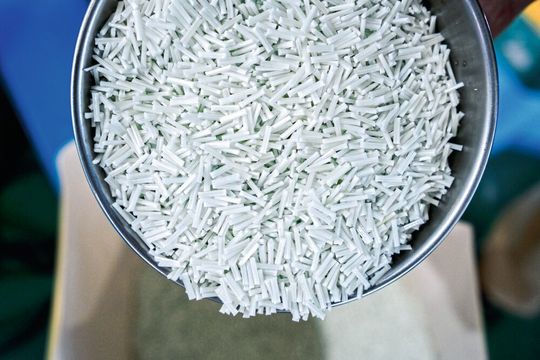 Im Jahr 2017 investierte das chinesische Unternehmen Sunway bei Protec in die erste LFT-Pultrusionsanlage mit 32 Strängen und einer Produktionskapazität von 500 kg/h. Das Endprodukt kann so aussehen: LFT-Pellets mit Glasfaserverstärkung in thermoplastischer Matrix. LFT heißt dabei langfaserverstärkt (LF) und das T steht für Thermoplast. Jetzt setzt man auf eine noch produktivere Protec-Anlage für die LFT-Pellet-Pultrusion. Im Jahr 2017 investierte das chinesische Unternehmen Sunway bei Protec in die erste LFT-Pultrusionsanlage mit 32 Strängen und einer Produktionskapazität von 500 kg/h. Das Endprodukt kann so aussehen: LFT-Pellets mit Glasfaserverstärkung in thermoplastischer Matrix. LFT heißt dabei langfaserverstärkt (LF) und das T steht für Thermoplast. Jetzt setzt man auf eine noch produktivere Protec-Anlage für die LFT-Pellet-Pultrusion.