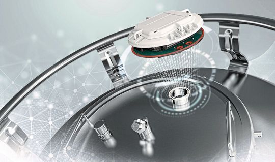 Sensoren im Containerdeckel funken den aktuellen Standort und den Status der IBC über das Internet der Dinge (IoT).