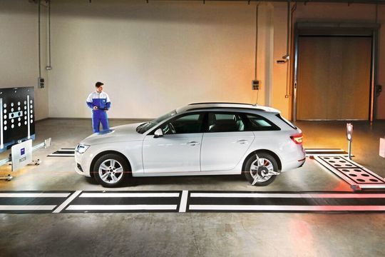 Moderne Fahrzeuge verfügen immer öfter über Fahrerassistenzsysteme, die auf unterschiedlichsten Sensoren basieren. Ab 2022 wird ihre Zahl, gesetzlich bedingt, massiv ansteigen. Werkstätten müssen sich mit der Kalibrierung derselben auseinandersetzen – ob sie wollen oder nicht. Moderne Fahrzeuge verfügen immer öfter über Fahrerassistenzsysteme, die auf unterschiedlichsten Sensoren basieren. Ab 2022 wird ihre Zahl, gesetzlich bedingt, massiv ansteigen. Werkstätten müssen sich mit der Kalibrierung derselben auseinandersetzen – ob sie wollen oder nicht.
