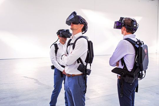 Mit Rucksack: Mehrere Personen können gleichzeitig die virtuelle Welt auch physisch durchlaufen, ohne dass Hindernisse wie Wände oder Mitmenschen im Wege stehen. Mit Rucksack: Mehrere Personen können gleichzeitig die virtuelle Welt auch physisch durchlaufen, ohne dass Hindernisse wie Wände oder Mitmenschen im Wege stehen.
