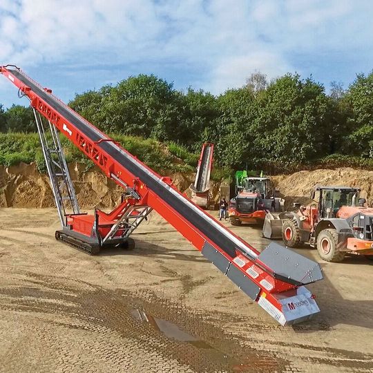 Das raupenmobile Band MFB 30/120K ermöglicht Abwurfhöhen bis knapp 13 m. Das raupenmobile Band MFB 30/120K ermöglicht Abwurfhöhen bis knapp 13 m.