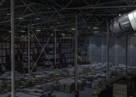 Auch wenn fast nichts zu sehen ist, detektiert das Video-basierte Branderkennungssystem „AVIOTEC IP starlight 8000“ zuverlässig Rauch und Flammen. Auch wenn fast nichts zu sehen ist, detektiert das Video-basierte Branderkennungssystem „AVIOTEC IP starlight 8000“ zuverlässig Rauch und Flammen.