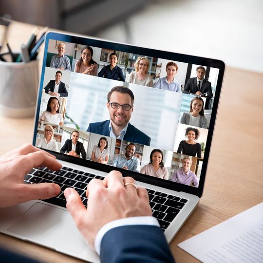 Virtuell mit den Kollegen im Homeoffice verbunden. Virtuell mit den Kollegen im Homeoffice verbunden.