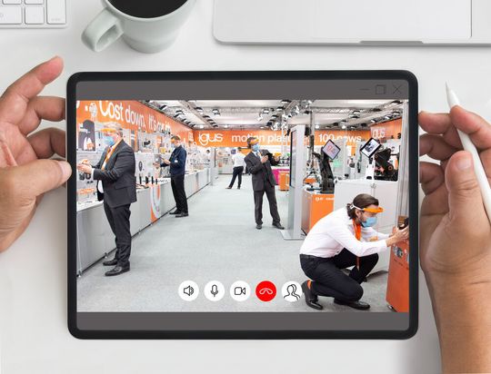 Selbst produzierte Face Shields schützen die Igus-Experten bei der digitalen Beratung auf dem 400 Quadratmeter großen „Messestand“ in der Firmenzentrale. Selbst produzierte Face Shields schützen die Igus-Experten bei der digitalen Beratung auf dem 400 Quadratmeter großen „Messestand“ in der Firmenzentrale.