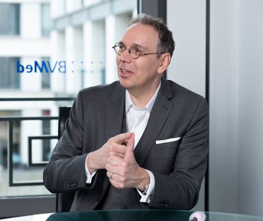 „Wichtig ist, dass die komplexen Liefer- und Versorgungsketten unserer Branche nicht durch staatliche Eingriffe wie Beschlagnahme oder Exportbeschränkungen beeinträchtigt werden“, so BV-Med-Geschäftsführer Dr. Marc-Pierre Möll. „Wichtig ist, dass die komplexen Liefer- und Versorgungsketten unserer Branche nicht durch staatliche Eingriffe wie Beschlagnahme oder Exportbeschränkungen beeinträchtigt werden“, so BV-Med-Geschäftsführer Dr. Marc-Pierre Möll.