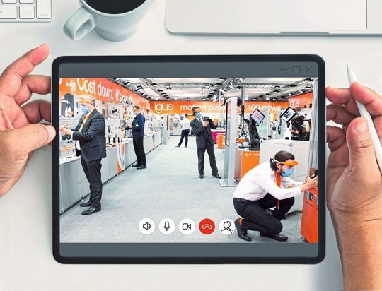 Igus in Corona-Zeiten: Experten beraten – geschützt durch Face Shields – digital auf einem 400 qm großen Messestand des Unternehmens in Köln. Igus in Corona-Zeiten: Experten beraten – geschützt durch Face Shields – digital auf einem 400 qm großen Messestand des Unternehmens in Köln.