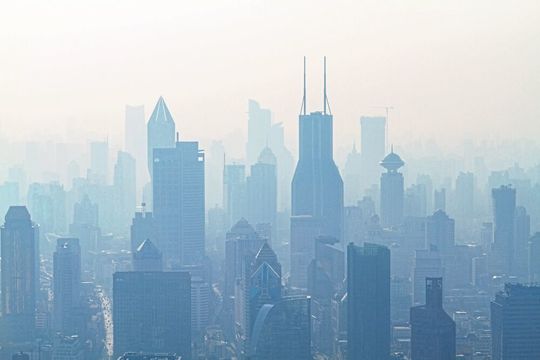 Smog ist ein bekanntes Bild in chinesichen Großstädten. Durch die drastischen Quarantänemaßnahmen im Zuge der Corona-Eindämmung ist er vielerorts zurückgegangen (Symbolbild). Smog ist ein bekanntes Bild in chinesichen Großstädten. Durch die drastischen Quarantänemaßnahmen im Zuge der Corona-Eindämmung ist er vielerorts zurückgegangen (Symbolbild).