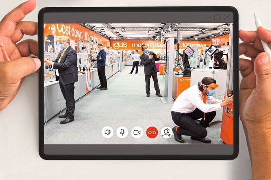 Auf einem realen Messestand bei Igus können sich Kunden virtuell über die Neuheiten informieren. Auf einem realen Messestand bei Igus können sich Kunden virtuell über die Neuheiten informieren.