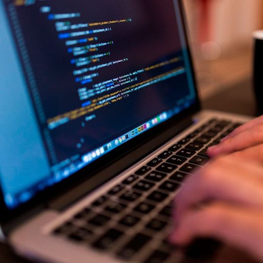 Die Experten von Ecos haben fünf Sicherheitsrisiken der Arbeit im Homeoffice identifiziert und geben gleichzeitig Hilfestellung, wie diese sinnvoll minimiert werden können. Die Experten von Ecos haben fünf Sicherheitsrisiken der Arbeit im Homeoffice identifiziert und geben gleichzeitig Hilfestellung, wie diese sinnvoll minimiert werden können.