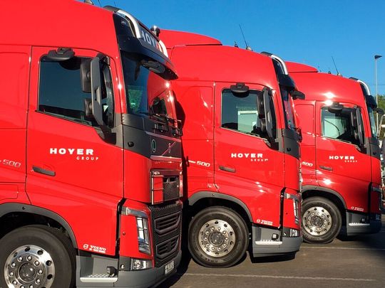 Bei den neuen Zugmaschinen setzt Hoyer auf Volvo, MAN, Scania und DAF. Bei den neuen Zugmaschinen setzt Hoyer auf Volvo, MAN, Scania und DAF.