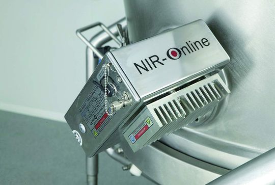 Längst hat sich die NIR-Technik – hier im Bild das Ge- rät Xone – zur Online-Feuchtemessung bewährt. Längst hat sich die NIR-Technik – hier im Bild das Ge- rät Xone – zur Online-Feuchtemessung bewährt.