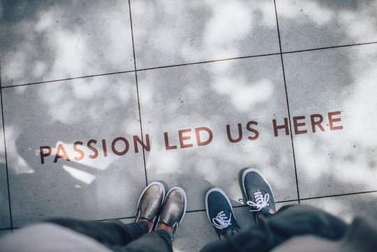 Der Glaube an die eigene Vision und Mission gibt in der Krise Kraft und treibt Mitarbeiter und Unternehmen voran. Der Glaube an die eigene Vision und Mission gibt in der Krise Kraft und treibt Mitarbeiter und Unternehmen voran.