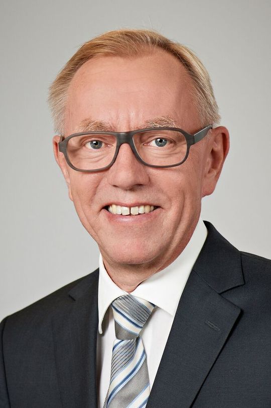 „Die Perspektiven für unsere Industrie ändern sich derzeit ständig. Das von uns Anfang März prognostizierte Produktionsminus von 5 Prozent für das laufende Jahr lässt sich daher nicht mehr aufrechterhalten“, sagt VDMA-Chefvolkswirt Dr. Ralph Wiechers. „Die Perspektiven für unsere Industrie ändern sich derzeit ständig. Das von uns Anfang März prognostizierte Produktionsminus von 5 Prozent für das laufende Jahr lässt sich daher nicht mehr aufrechterhalten“, sagt VDMA-Chefvolkswirt Dr. Ralph Wiechers.